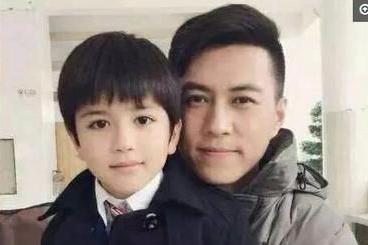 不过虽然靳东很少提及家庭,但因妻子也是演员,大家依旧是很熟悉,但