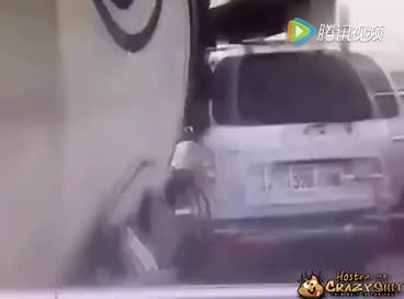 一辆电动车可以毁了两车人，只需要三秒钟