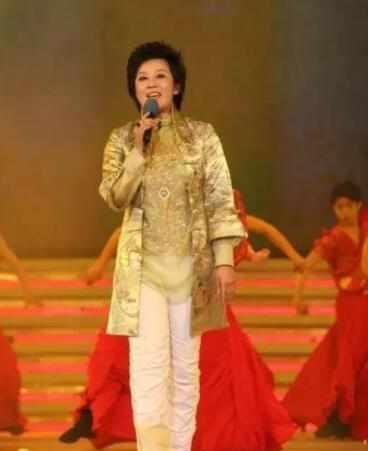 她是06年超女，10年整容从大妈变少女，如今嫁给阿宝身价上亿