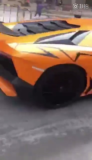 不明白兰博基尼为要啥出SUV的，请看视频   ​