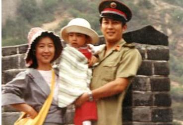 唐国强全家照，两个儿子遗传基因差，女儿却很貌美，前妻绝望自杀
