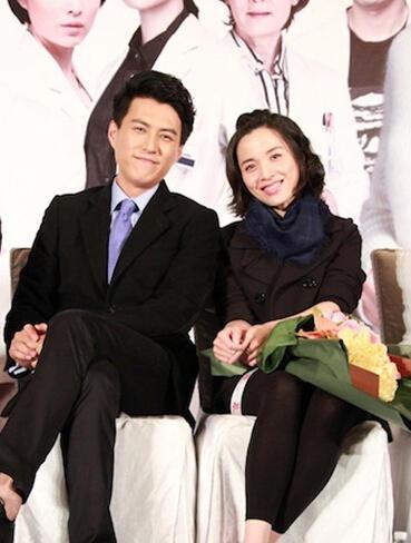 靳东儿子第一次上幼儿园哭到妈妈李佳心碎，明星也有普通人的烦恼