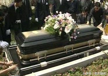 一代天后邓丽君，尸检照片流出，死因让无数人痛惜
