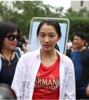 林允21岁和关晓彤20岁差的不只一条街,从这几张素颜照就能看出来