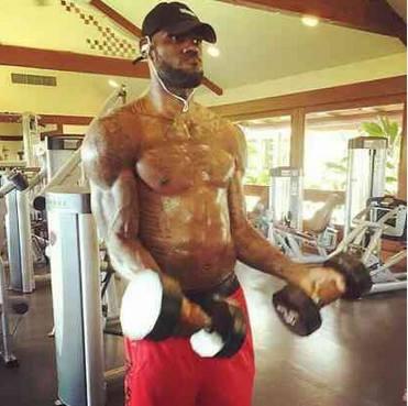 为何同是90度崴脚联盟只有詹皇没事,看了他训