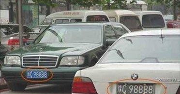 奔驰S级和宝马7系相遇，奔驰车主很生气，宝马车主很尴尬！