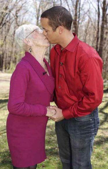 年轻男子与九旬老太结婚,看到老太的女儿后网