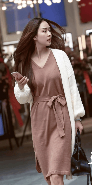 肉色连衣裙搭配白色毛衣外套, 但美女的内衣却