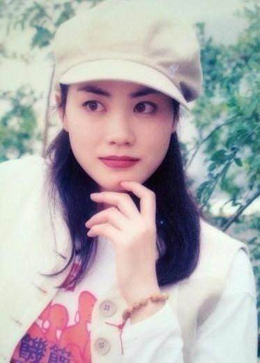 伊能静和王菲年龄相同，衣品相差很大！