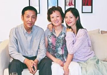 陈道明妻子原来是她,央视著名主持人,结婚36年零绯闻女儿美翻