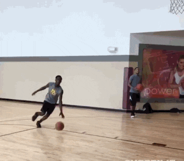 韦德15岁儿子扣篮! 空接扣180度背扣轻松