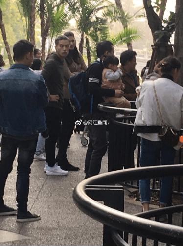 《非常完美》拒绝天王嫂方媛，如今一家三口亮相，仲尼结婚了？