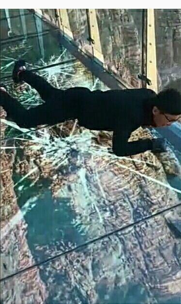 游客去张家界的玻璃栈道玩,突然玻璃破裂,小伙