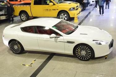 天津港，阿斯顿马丁Rapide，中控和方向盘太丑了