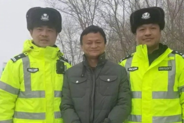 囧哥:马云合照交警画面怪怪的