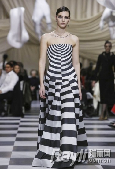 她竟然成为2018Dior春夏高定秀场上最抢眼的