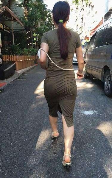 穿着后开叉紧身包臀裙逛街的美少女, 微胖饱满
