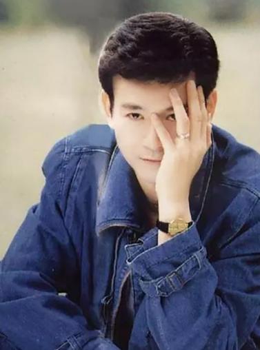 曾是香港最帅男人,32岁秃头为保持形象戴足38