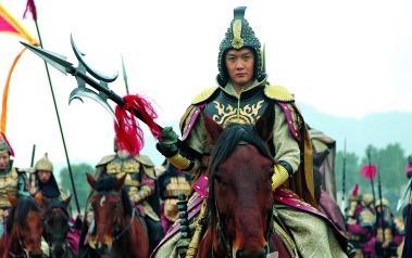 三国里武将手中武器的重量排名 关羽的才排第二