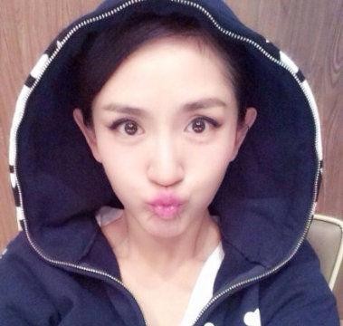 同样是怀孕，谢娜在家养胎，豪车闲置，而她坐豪车出门，还化浓妆