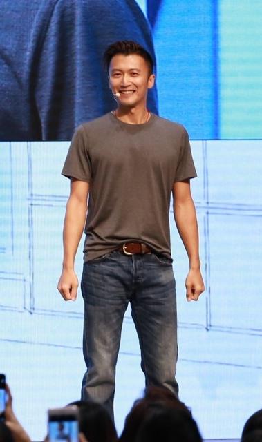 谢霆锋不愧是帅了一个时代男人!面对180主持人毫不怯场简直秒赢