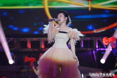 47岁杨钰莹近况，跑农村捞金祝福毛宁，被问婚姻她说自己很幸福！