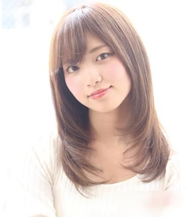 胖女孩斜刘海内扣中长发发型