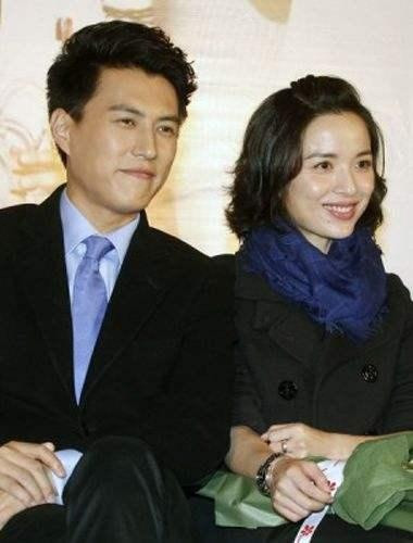 靳东老婆李佳产后首现身小v脸气色好