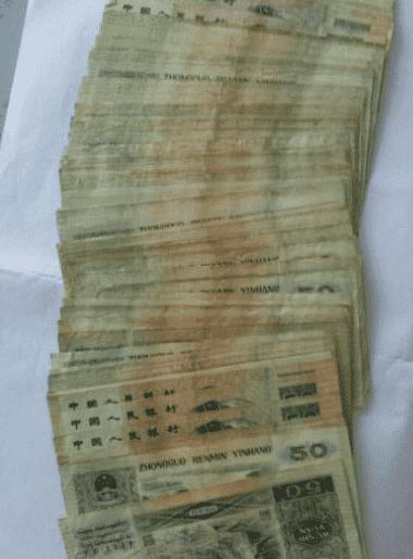 小伙捡到大量钞票！以为发财了，但是了解真相后让他傻眼了