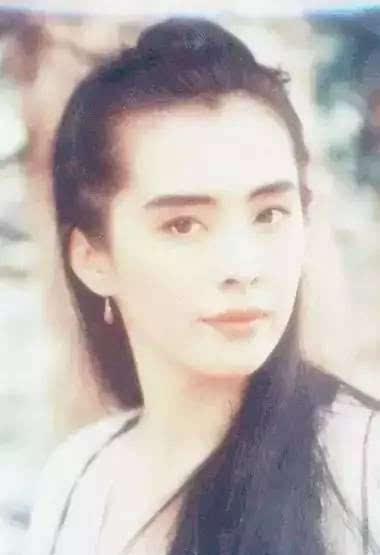 王祖贤出过一次车祸，可以查查，要不不会变化那么多？