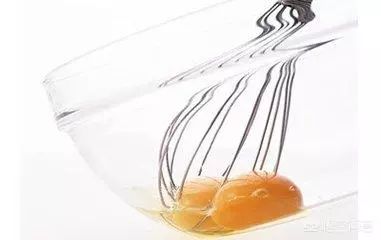 打两个鸡蛋用英语怎么说?