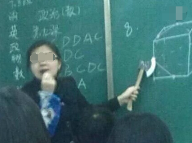 老师搞笑操作，各种东西当尺子，老师拿着这东西学生认真极了！