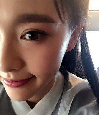 娱乐圈爱戴美瞳的女星,杨颖的最自然,戚薇戴的