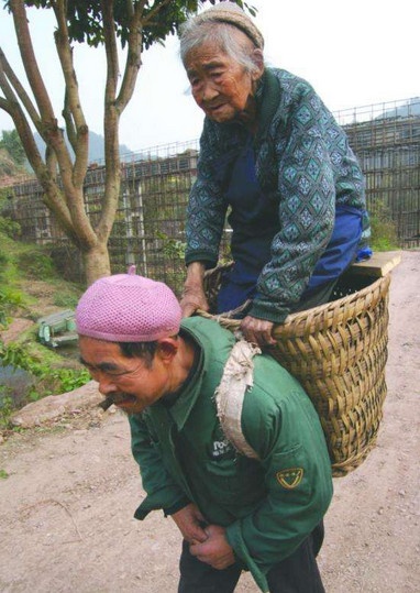 六旬光棍老汉,吃糠咽菜背母看病6年,晚年拾得一份珍贵的爱情