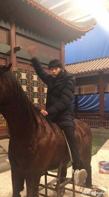 谭松韵发了条微博,地主家两傻儿子白敬亭和魏