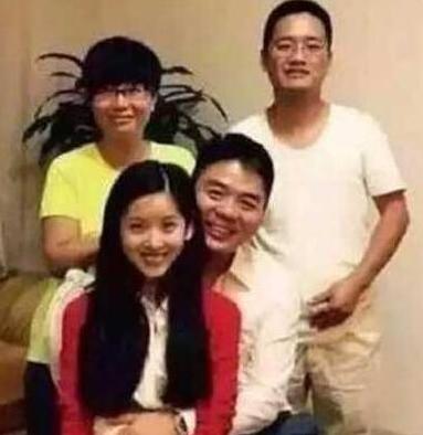 刘强东结婚两年,竟发现藏个10岁儿子,网友:当姐