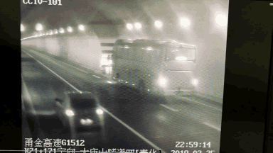尴尬!高速上乘客内急想要下车,这位大客车司机竟然这么做