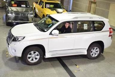 天津港360度看豪车，2017霸道2700科威特版，白色/米色