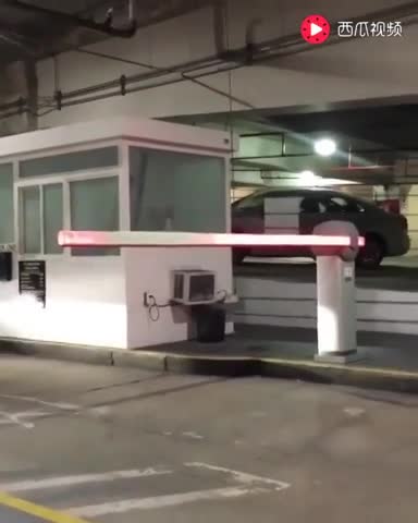 这年头赚钱不容易啊！你看开几百万的奥迪R8连停车费都不想给！