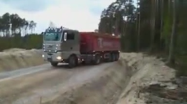 老司机卡车掉头:默默地给个大大的赞