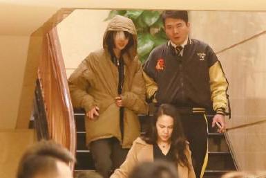 身穿黑色卫衣的郑爽带伤出席《这!就是铁甲》