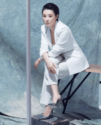 袁立与浙江卫视撕了半个月终于消停了, 她的表