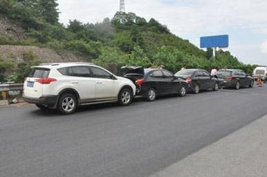 交警提醒:不仅超速要重罚,开慢车即日起也将罚款200扣3分!
