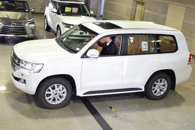 天津港新车，酷路泽4600遥启绞盘版，外形经典，内饰很low