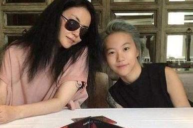 周迅带窦靖童回老家过年\/老公高圣远又在哪里