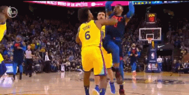 扎扎倒地压在威少腿上, 威少表情痛苦 这个动作怎么评价?