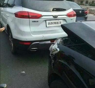 90万奥迪Q7追尾吉利博越，4S店维修师傅见到奥迪后顿时笑了