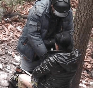 七旬老人和中年妇女树林交易, 每次十元!如何看