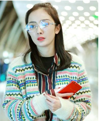 郑爽现身机场,长发飘飘身着长裙,网友:这才是真