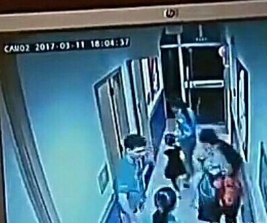 三岁孩子咬手、咬手腕有原因,别让孩子独自在